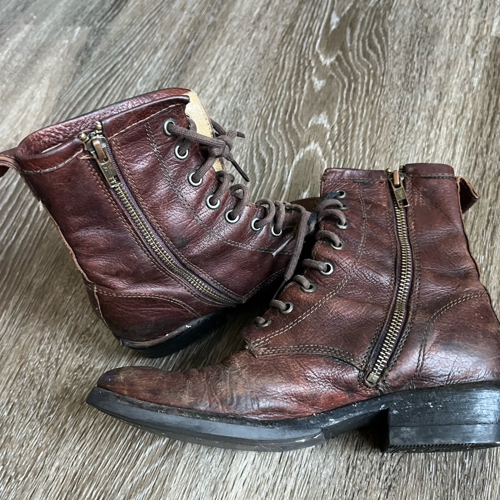 Frye size 6 1/2  Carson boot - Picture 2 of 10